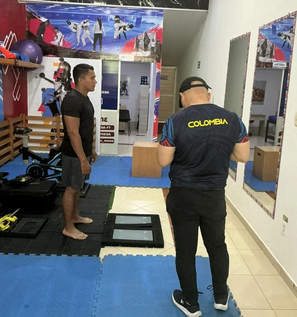 Especialista explicando ejercicio
