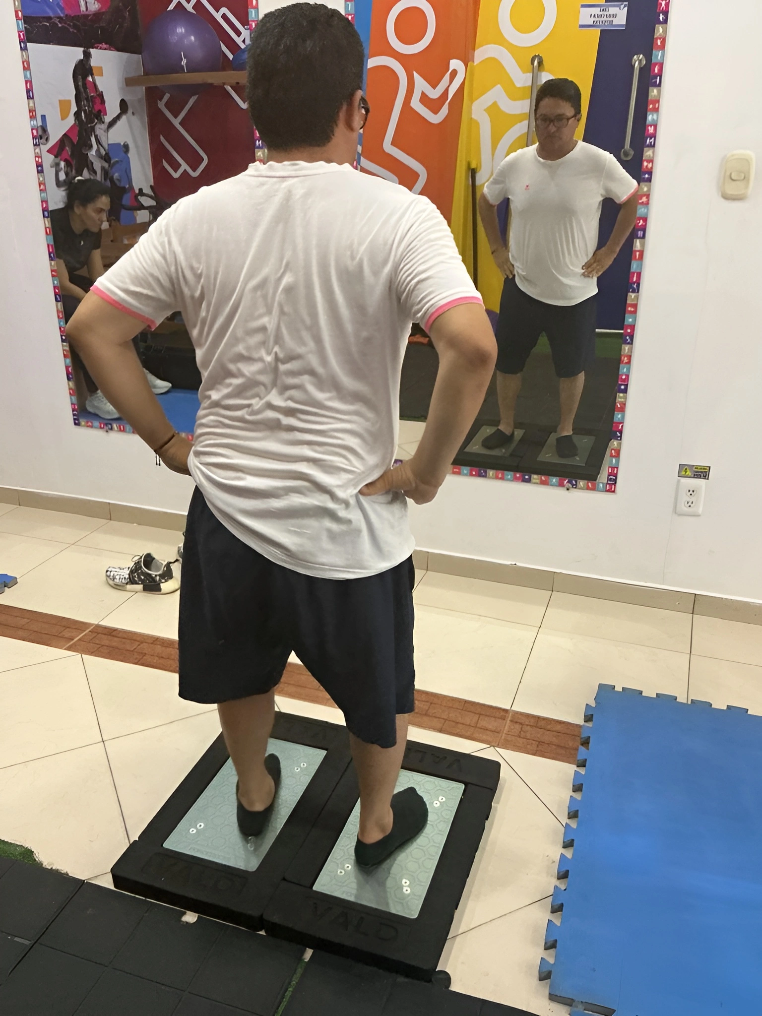 Especialista explicando ejercicio